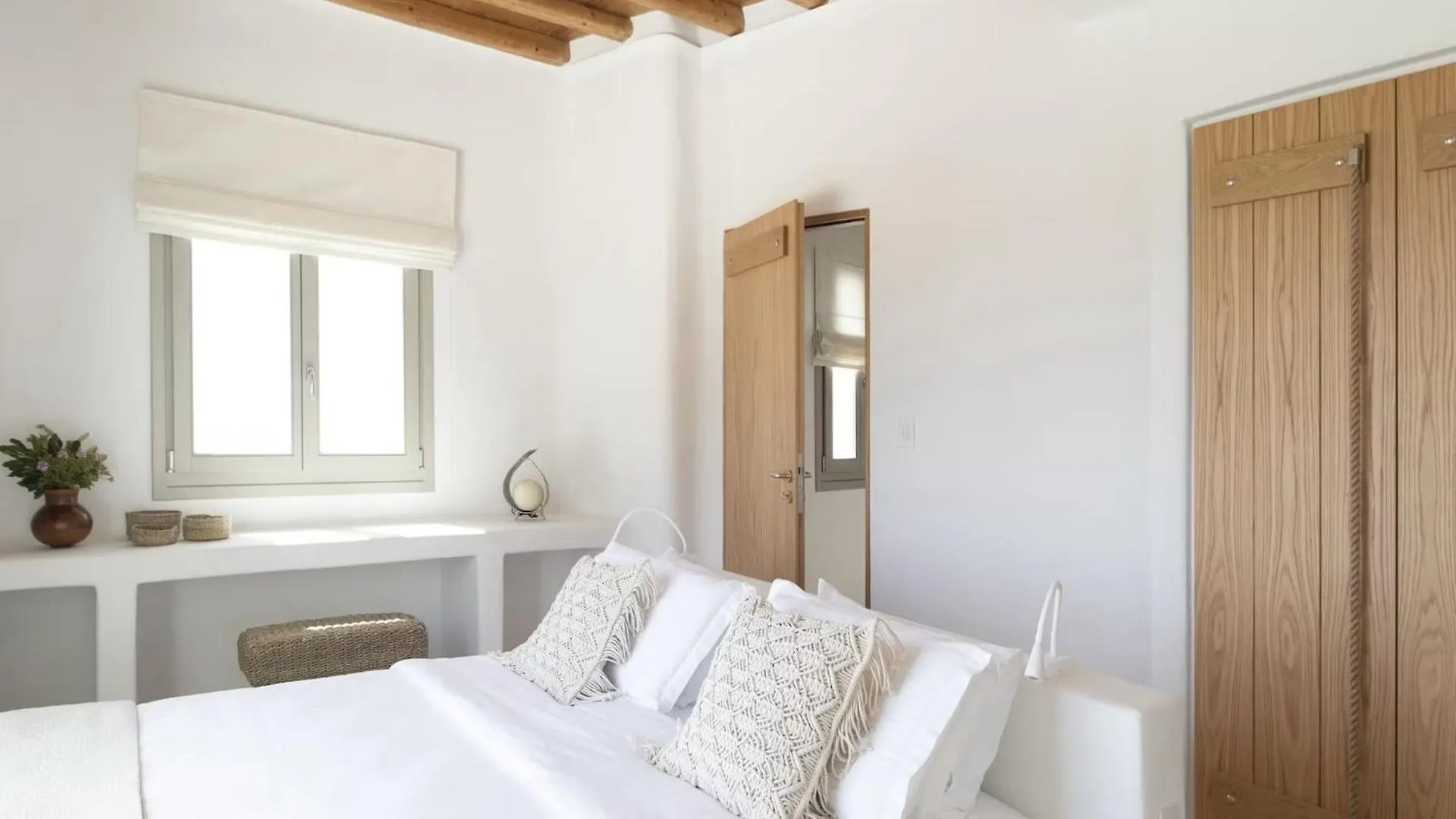 Serene Villa With Terrace And Views Plintri 0*,